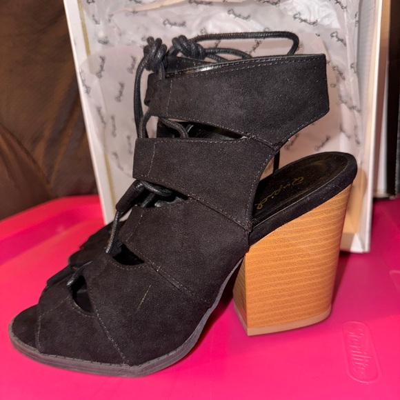 Heels - Picture 3 of 5